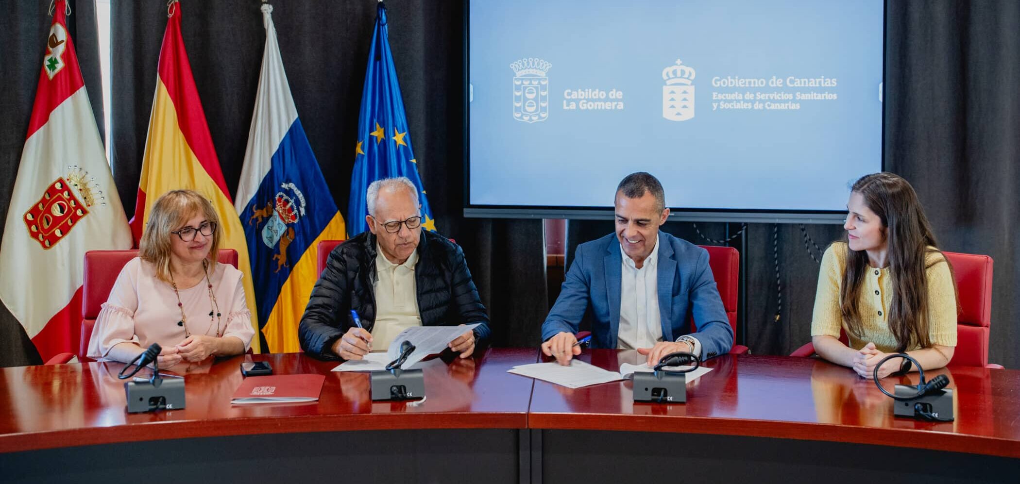 150525 Cabildo y la ESSSCAN firman un convenio para reforzar la formación de profesionales sanitarios, sociales y sociosanitarios