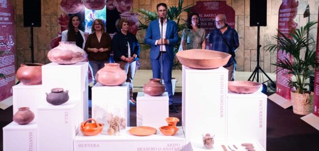 200526 El vicepresidente primero del Cabildo, Adasat Reyes, durante la inauguración de la exposición que acompaña al libro