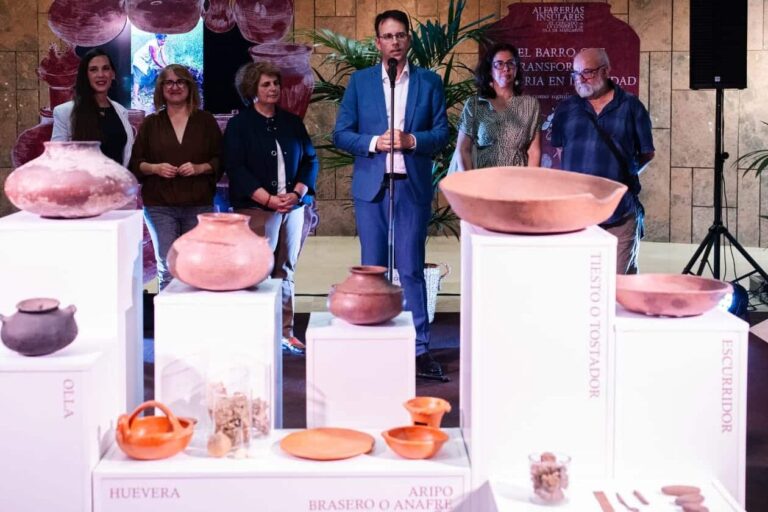 200526 El vicepresidente primero del Cabildo, Adasat Reyes, durante la inauguración de la exposición que acompaña al libro