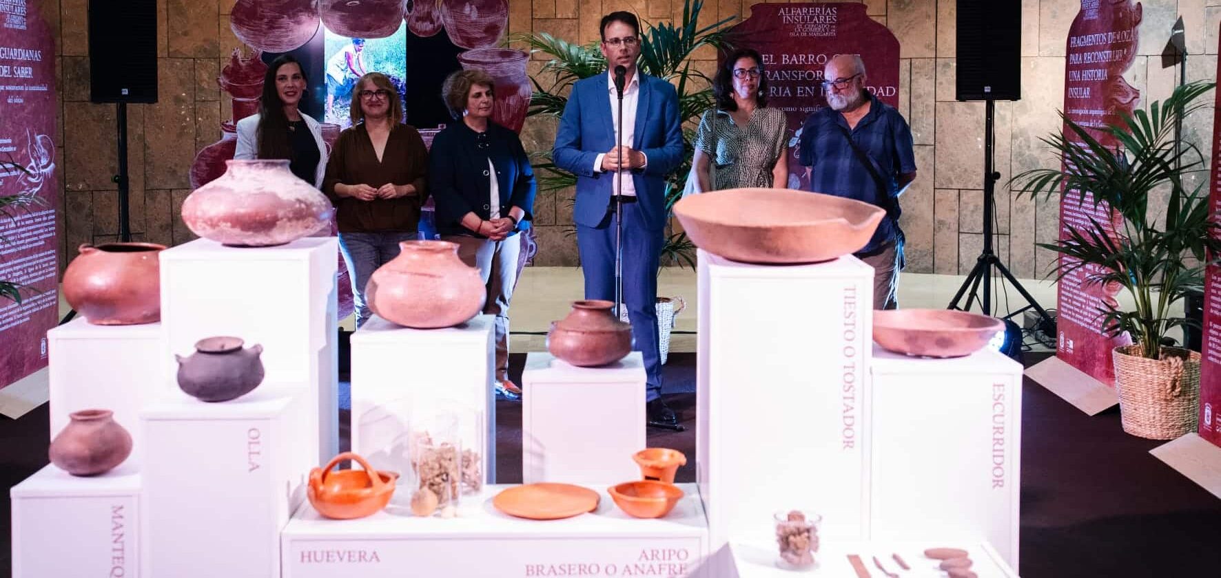 200526 El vicepresidente primero del Cabildo, Adasat Reyes, durante la inauguración de la exposición que acompaña al libro