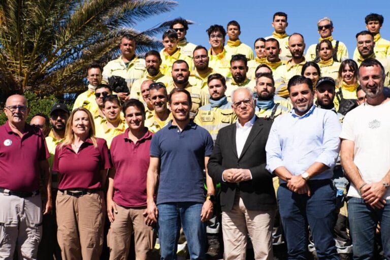 220526 Casimiro Curbelo y Mariano H. Zapata, con los equipos de Parque Nacional, EIRIF y Cabildo de La Gomera que desarrollan labores de prevención y extinción de incendios