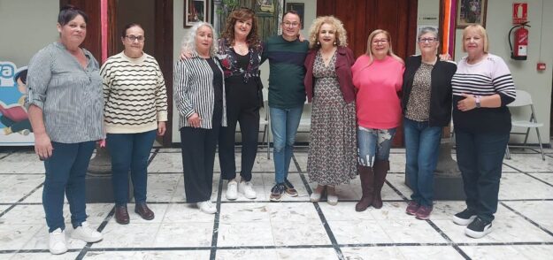 CANDIDATAS A ROMERA MAYORES CON EL DIRECTOR DE LA GALA (1)