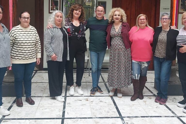 CANDIDATAS A ROMERA MAYORES CON EL DIRECTOR DE LA GALA (1)