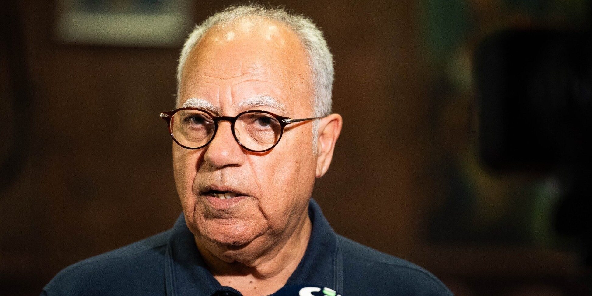 Casimiro Curbelo atendiendo a los medios