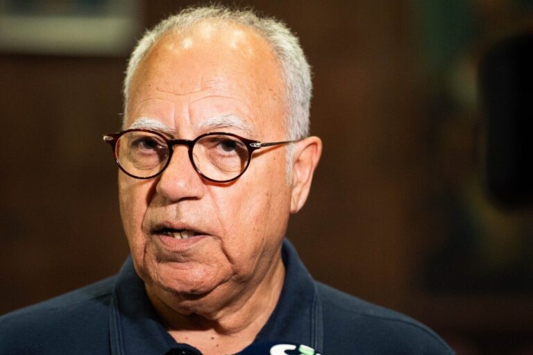 Casimiro Curbelo atendiendo a los medios