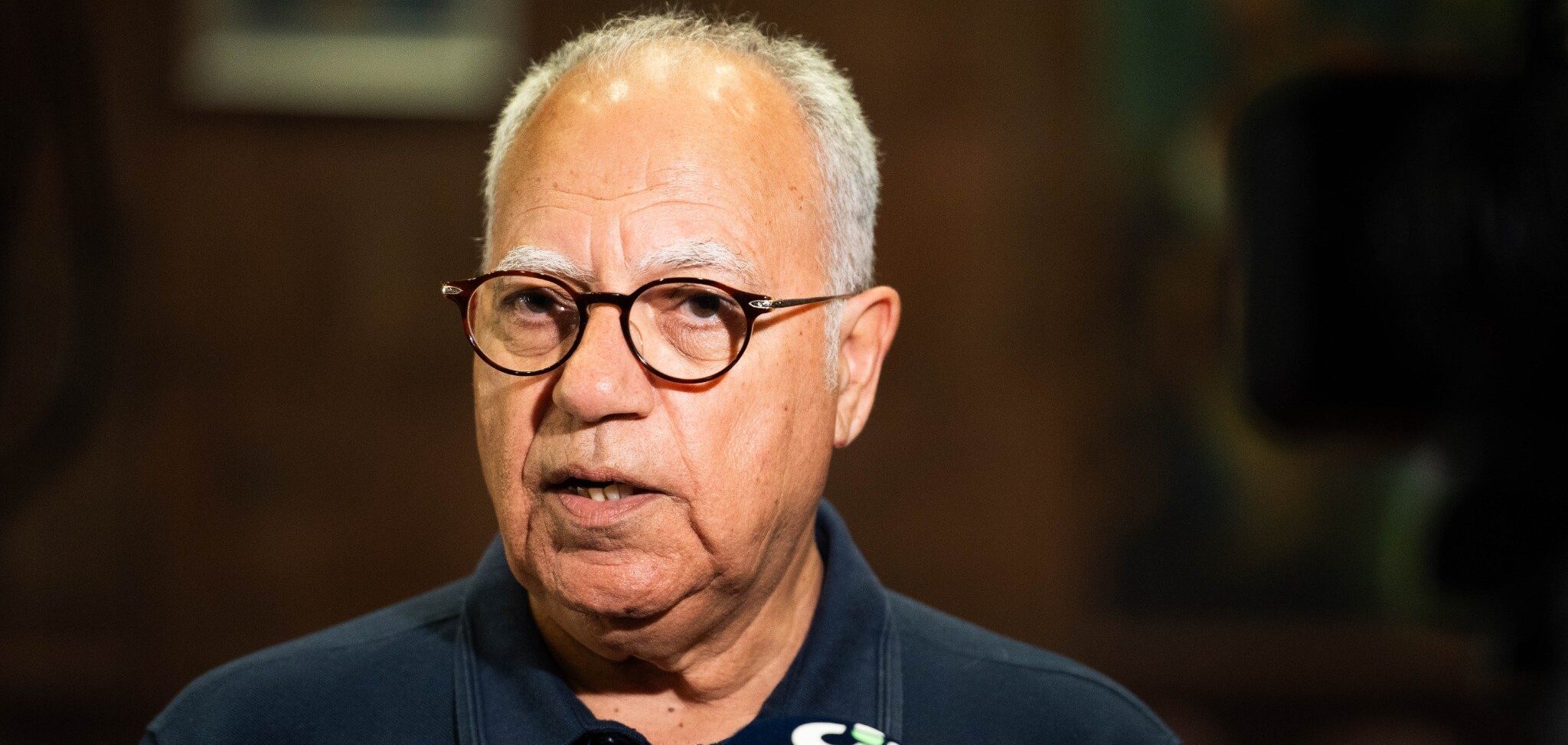 Casimiro Curbelo atendiendo a los medios
