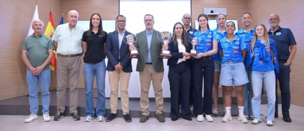 FOTO. El voleibol canario celebra los ascensos a la Liga Iberdrola del Aguere y el Santa Cruz Cuesta Piedra