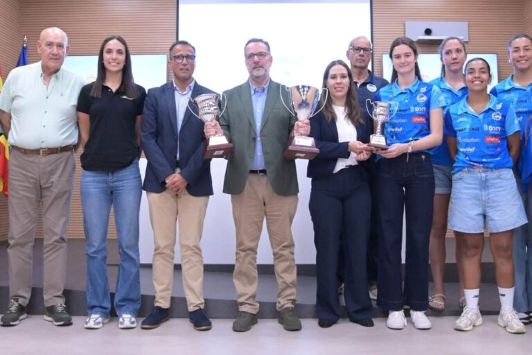 FOTO. El voleibol canario celebra los ascensos a la Liga Iberdrola del Aguere y el Santa Cruz Cuesta Piedra