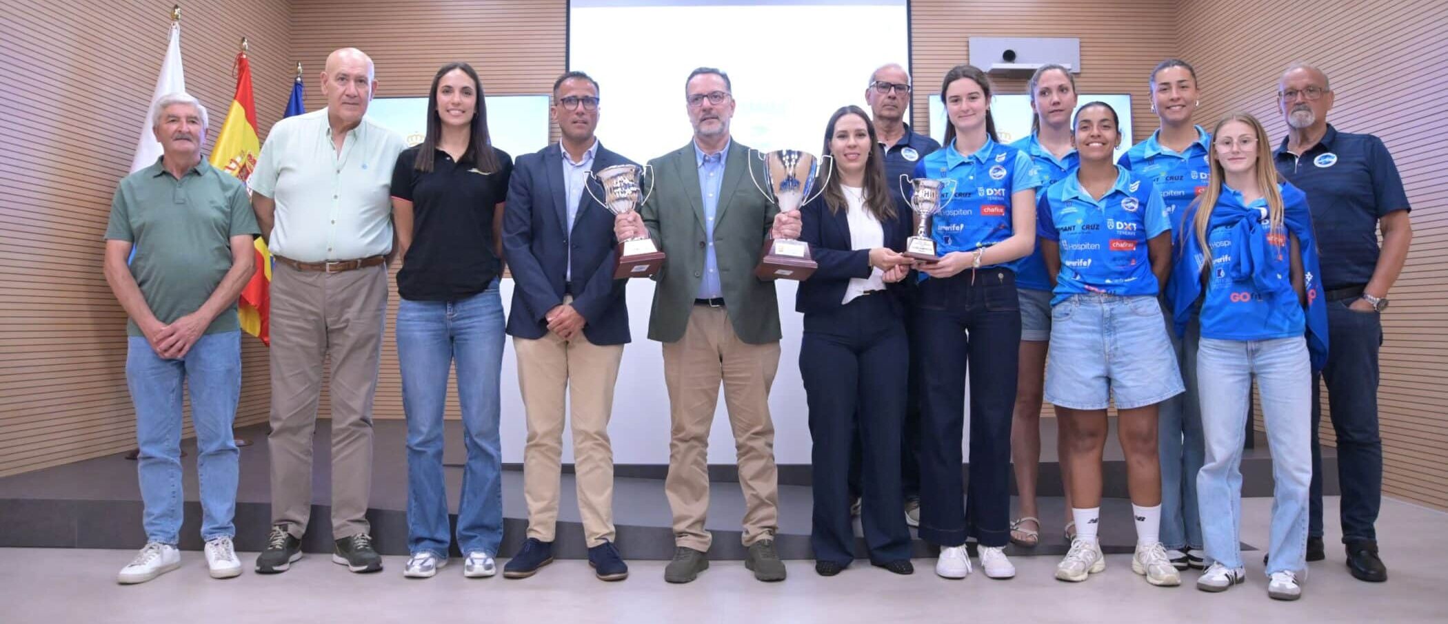 FOTO. El voleibol canario celebra los ascensos a la Liga Iberdrola del Aguere y el Santa Cruz Cuesta Piedra