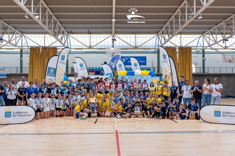 FOTO. Imagen de los participantes en los campeonatos de voleibol