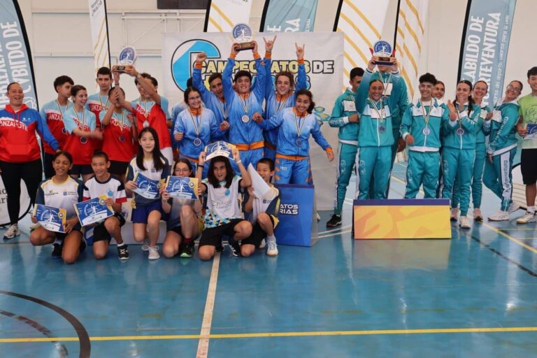 FOTO. Tenerife revalida el título autonómico de bádminton en los Campeonatos de Canarias en Edad Escolar (1)