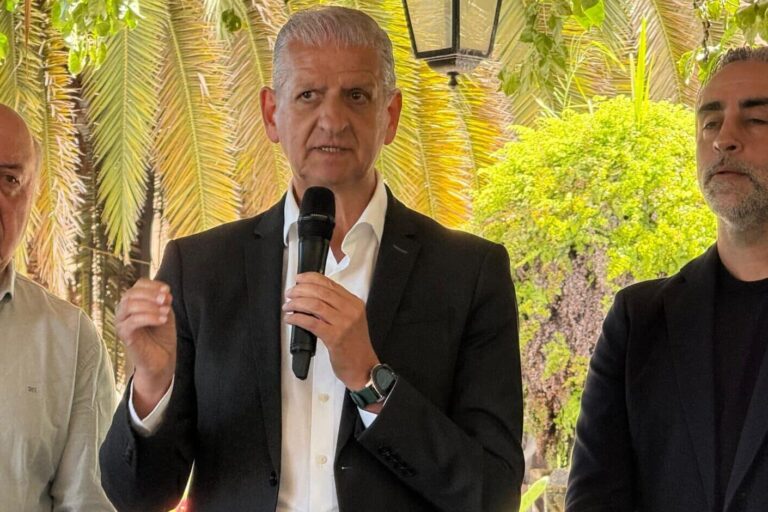 FRANCISCO LINARES ESTE LUNES DURANTE PRESENTACIÓN DE UN EVENTO DE BODEGA LOCAL