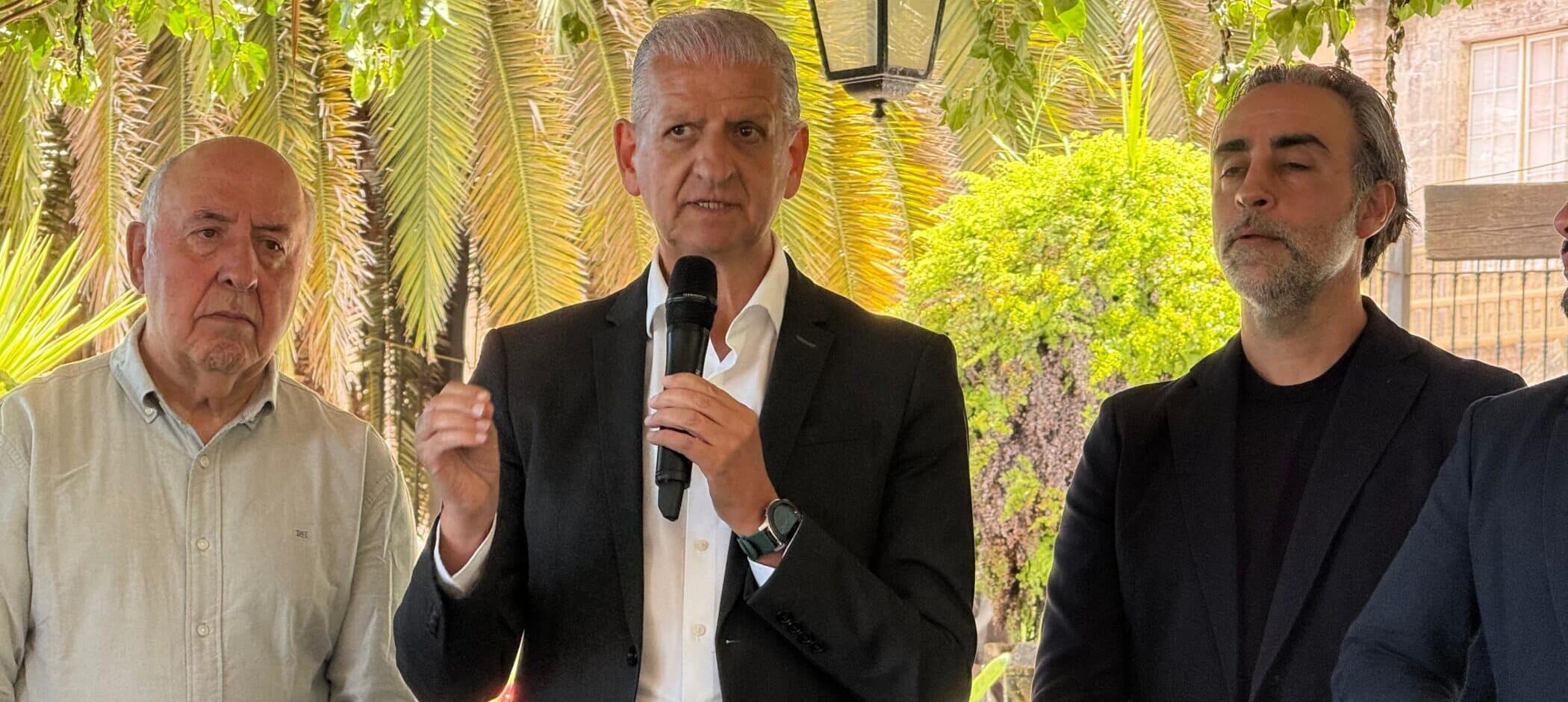 FRANCISCO LINARES ESTE LUNES DURANTE PRESENTACIÓN DE UN EVENTO DE BODEGA LOCAL
