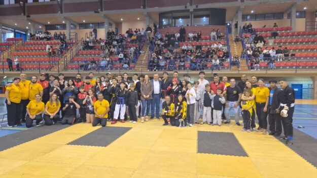 Foto de familia de todos los participantes
