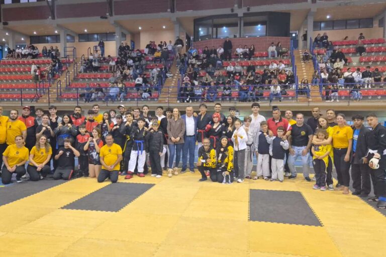 Foto de familia de todos los participantes