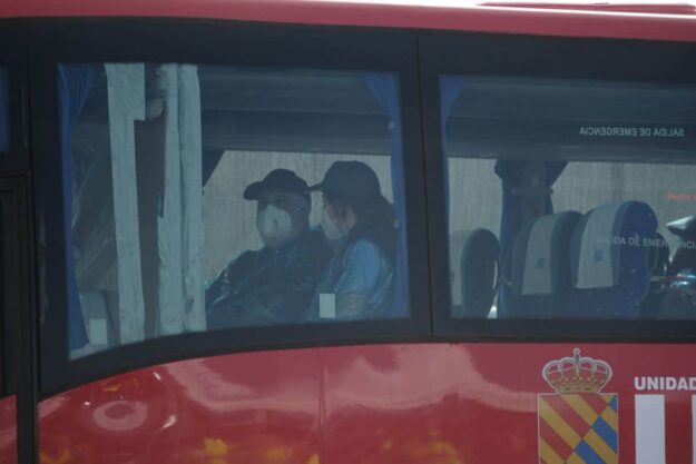IMAGEN DE UN PASAJERO EN GUAGUA CAMINO DEL AEROPUERTO 10-5-26