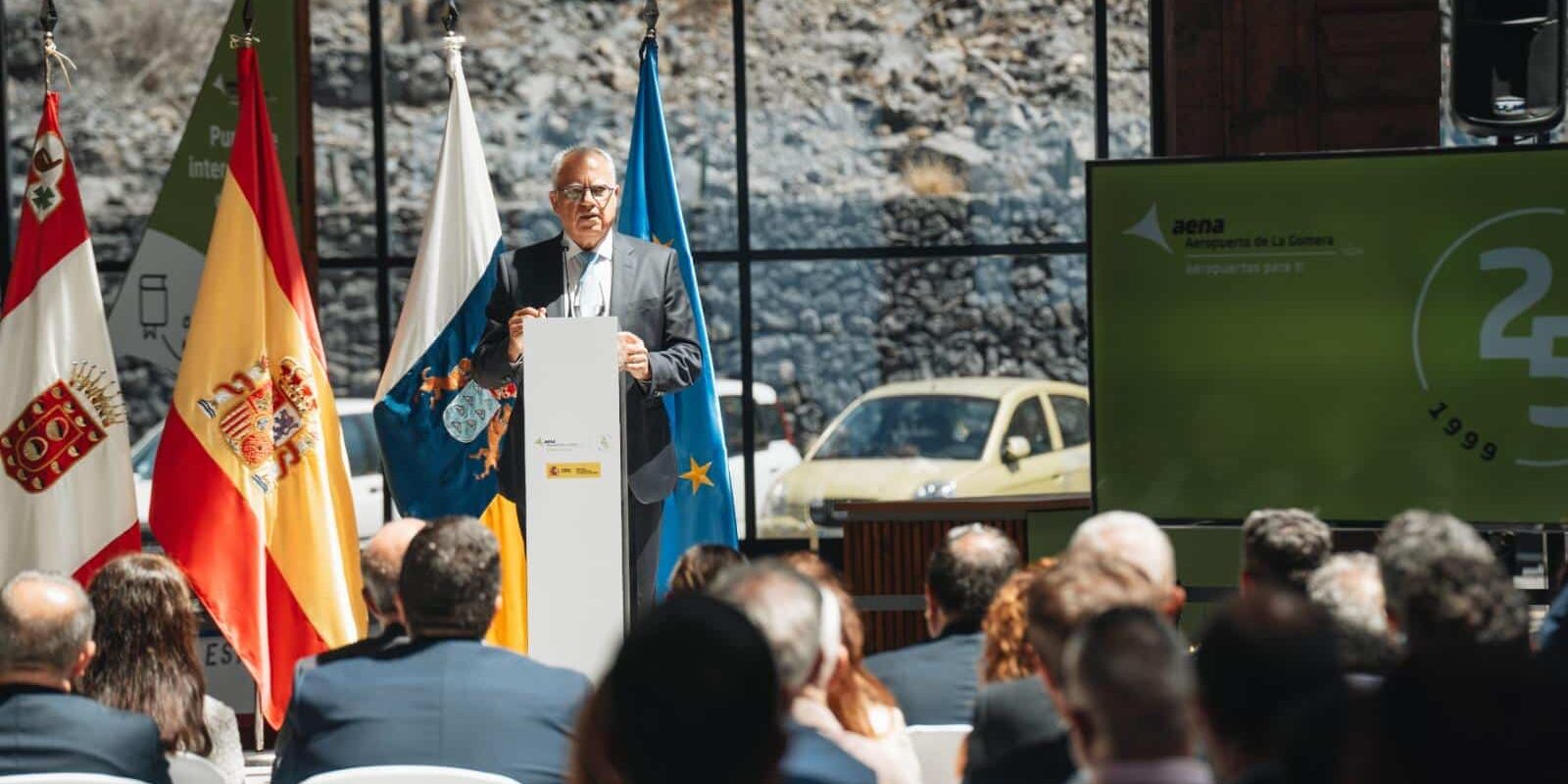 040626 Casimiro Curbelo, presidente del Cabildo de La Gomera, durante un acto celebrado en el aeropuerto de la isla