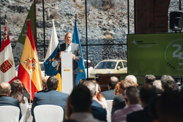 040626 Casimiro Curbelo, presidente del Cabildo de La Gomera, durante un acto celebrado en el aeropuerto de la isla