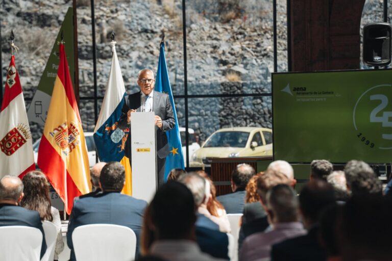 040626 Casimiro Curbelo, presidente del Cabildo de La Gomera, durante un acto celebrado en el aeropuerto de la isla