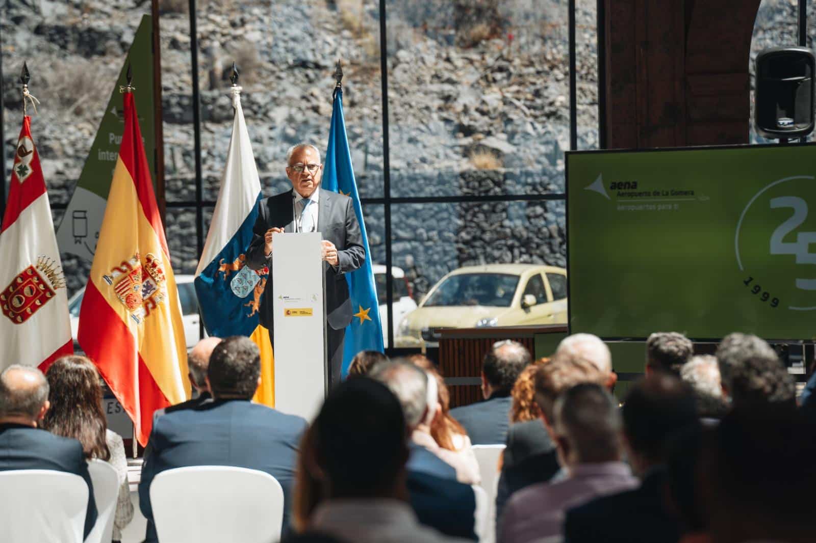 040626 Casimiro Curbelo, presidente del Cabildo de La Gomera, durante un acto celebrado en el aeropuerto de la isla