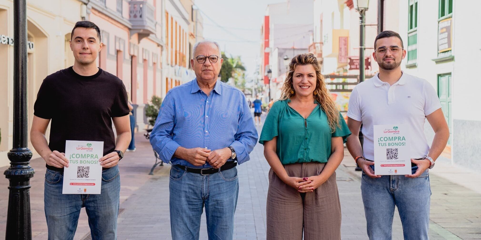 110626 Casimiro Curbelo y María Isabel Méndez junto a informadores en las calles de San Sebastián de La Gomera