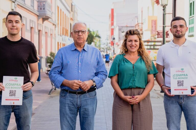 110626 Casimiro Curbelo y María Isabel Méndez junto a informadores en las calles de San Sebastián de La Gomera