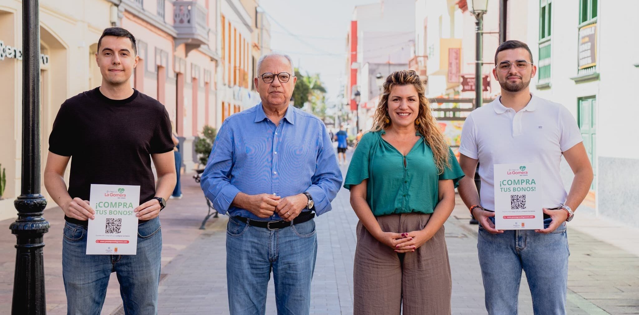 110626 Casimiro Curbelo y María Isabel Méndez junto a informadores en las calles de San Sebastián de La Gomera