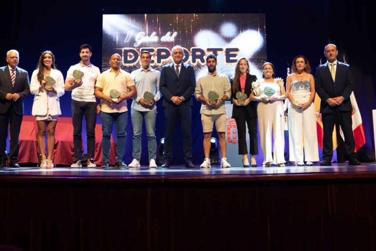 160626 Foto de familia con las personas premiadas en la II Gala Insular del Deporte