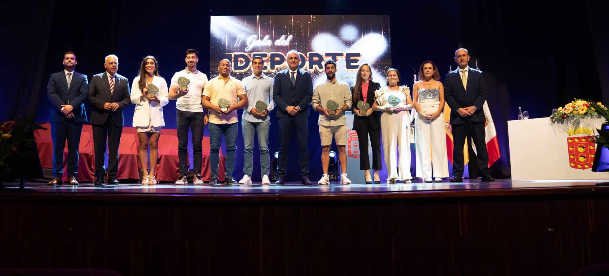 160626 Foto de familia con las personas premiadas en la II Gala Insular del Deporte