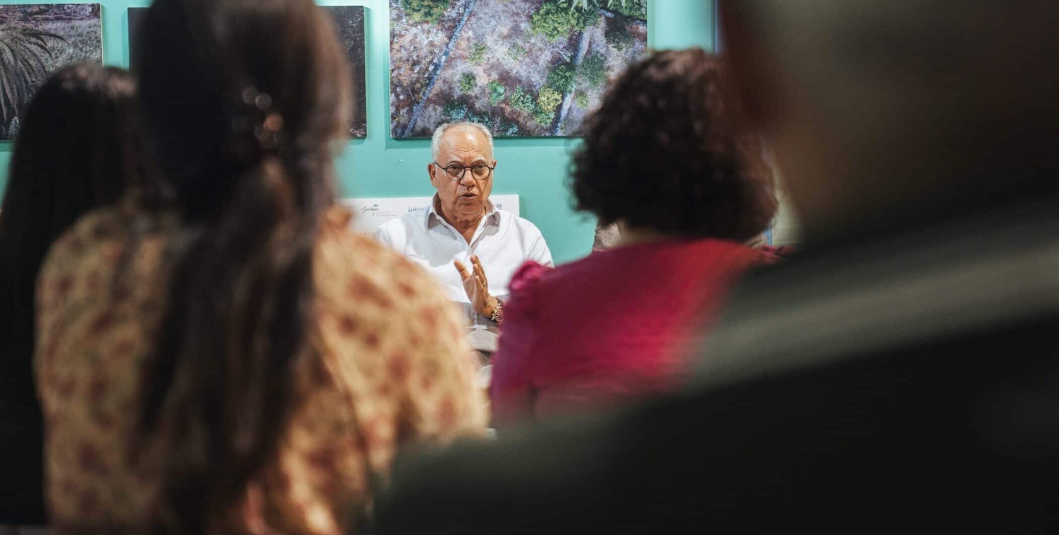 180626 Casimiro Curbelo, presidente del Cabildo de La Gomera, durante una reunión con el sector guarapero de la isla
