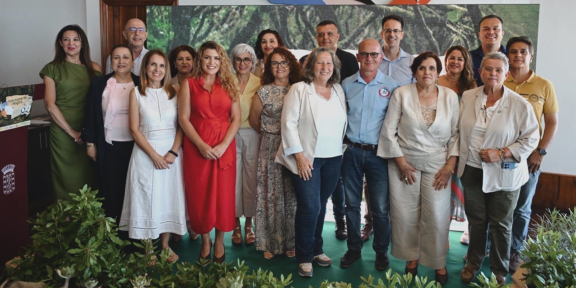 190626 Foto de familia de representantes institucionales y personas homenajeadas en la Presentación de la Estrategia de Sostenibilidad Turística a 2030 de la isla de La Gomera
