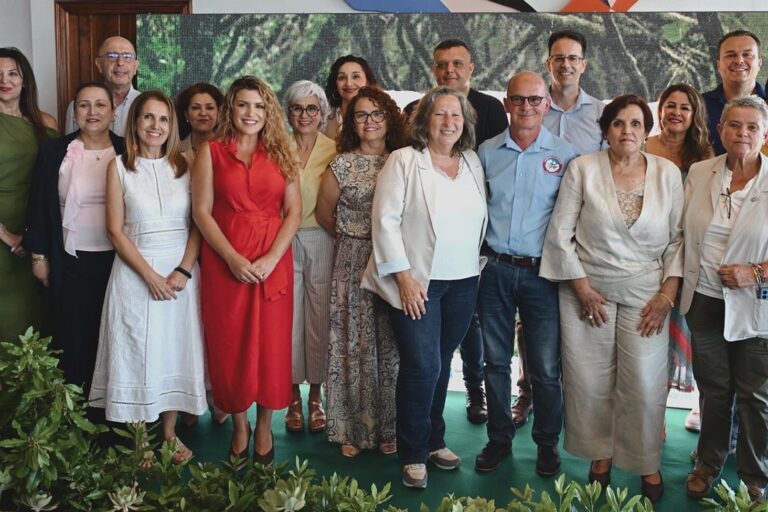 190626 Foto de familia de representantes institucionales y personas homenajeadas en la Presentación de la Estrategia de Sostenibilidad Turística a 2030 de la isla de La Gomera