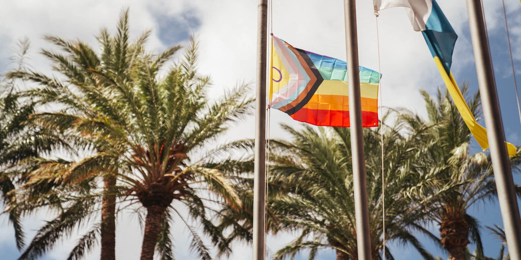 230626 Izado de la Bandera del Orgullo en la isla de La Gomera