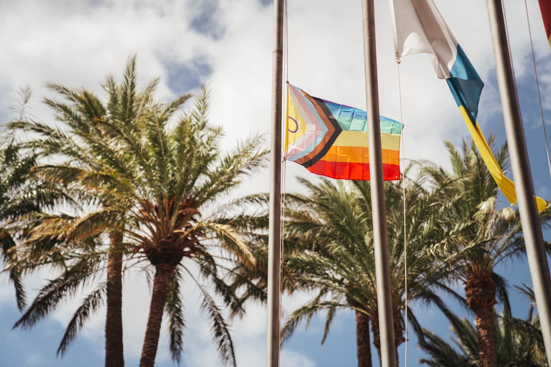 230626 Izado de la Bandera del Orgullo en la isla de La Gomera