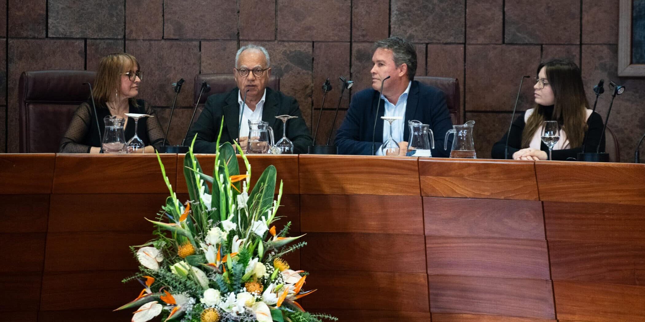 240626 El presidente del Cabildo de La Gomera, Casimiro Curbelo, junto a Fernando Rodríguez, director territorial de Provivienda, y Rosa Elena García, consejera insular de Política Social