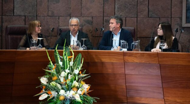 240626 El presidente del Cabildo de La Gomera, Casimiro Curbelo, junto a Fernando Rodríguez, director territorial de Provivienda, y Rosa Elena García, consejera insular de Política Social