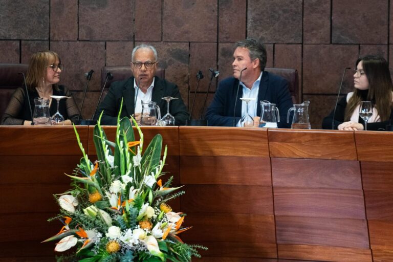 240626 El presidente del Cabildo de La Gomera, Casimiro Curbelo, junto a Fernando Rodríguez, director territorial de Provivienda, y Rosa Elena García, consejera insular de Política Social