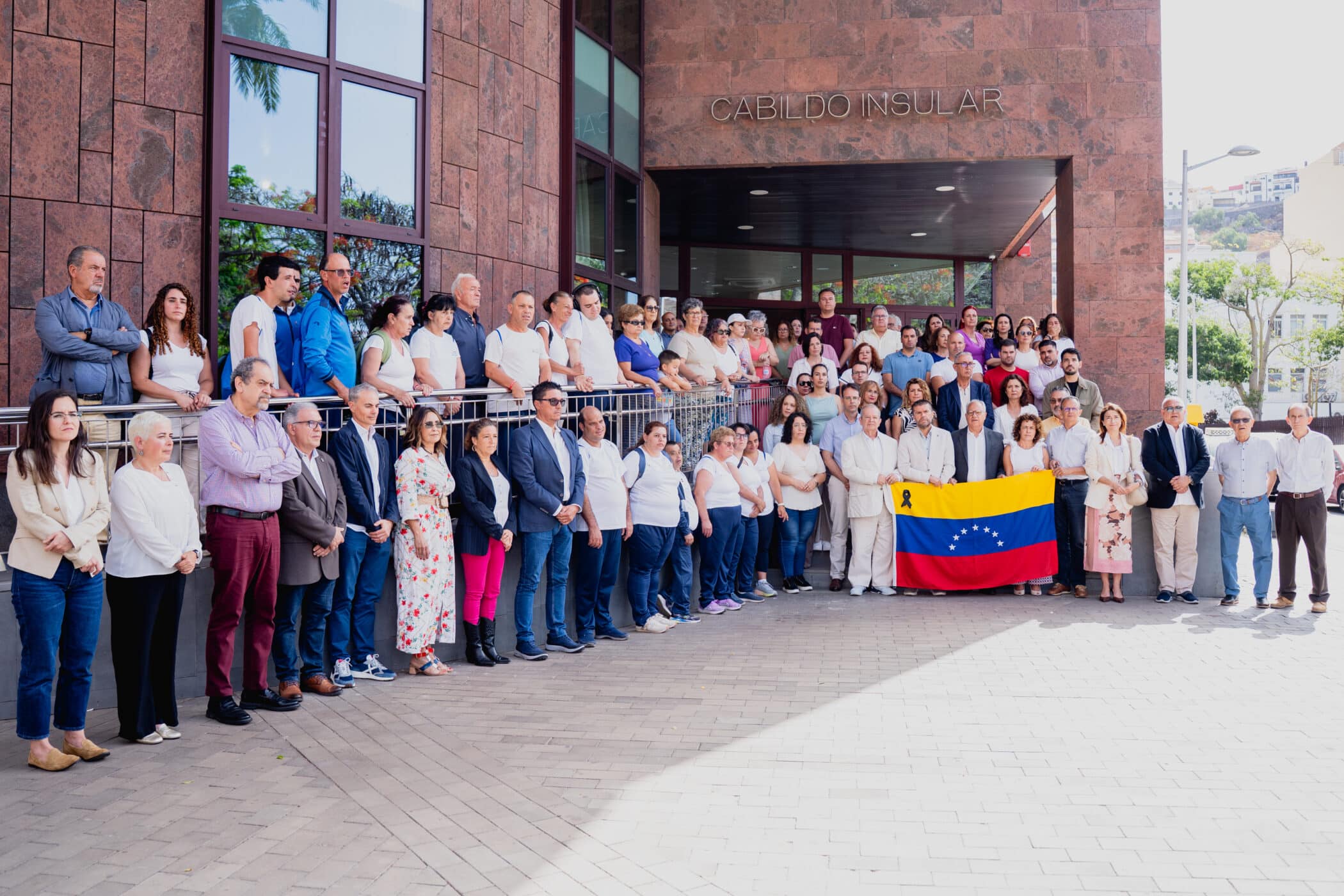 290626 El Cabildo de La Gomera guarda un minuto silencio por las víctimas de los terremotos en Venezuela