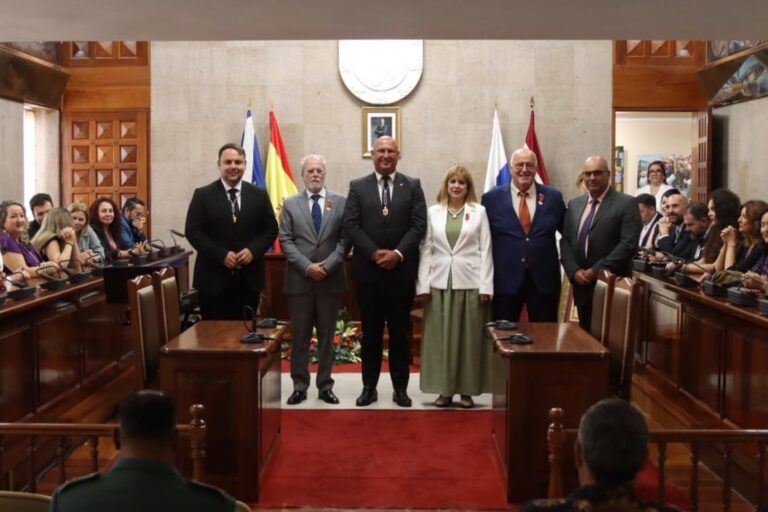 Acto entrega Insignia de Oro