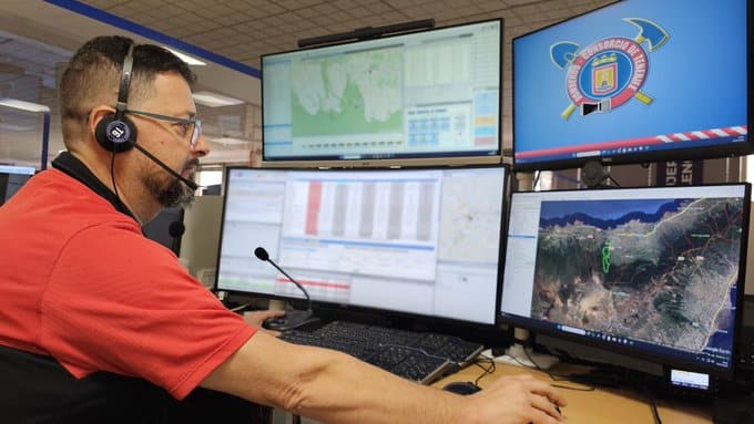 BOMBEROS RESCATAN A UNA MUJER HERIDA TRAS CAER POR UN DESNIVEL EN TACORONTE 16-6-26