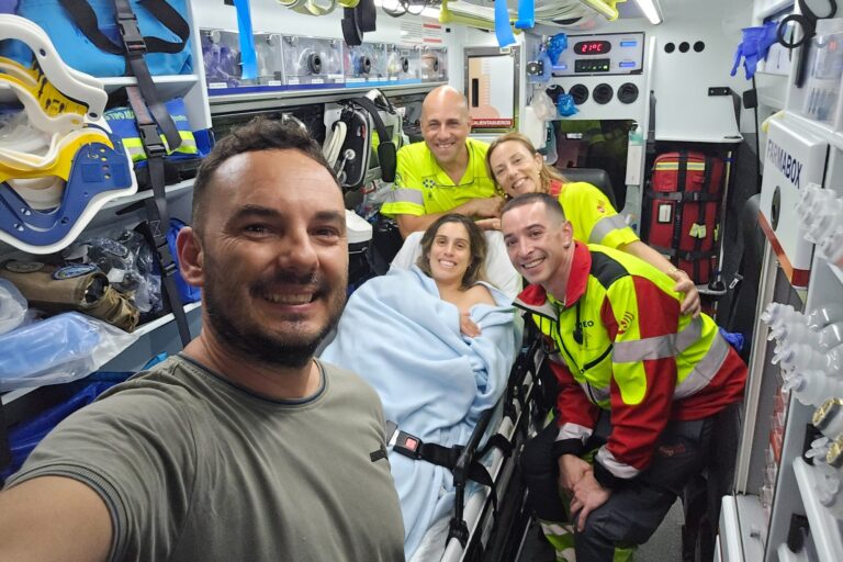 EL EQUIPO DE UNA AMBULANCIA MEDICALIZADA DEL SUC ASISTE UN PARTO EXTRAHOSPITALARIO EN UN DOMICILIO EN TENERIFE 24-6-26