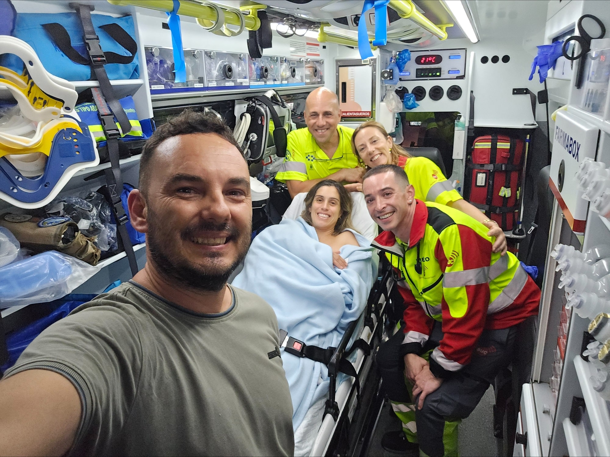 EL EQUIPO DE UNA AMBULANCIA MEDICALIZADA DEL SUC ASISTE UN PARTO EXTRAHOSPITALARIO EN UN DOMICILIO EN TENERIFE 24-6-26