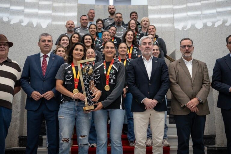 FOTO. Clavijo destaca el regreso del Rocasa Gran Canaria a lo más alto del balonmano femenino español (1)