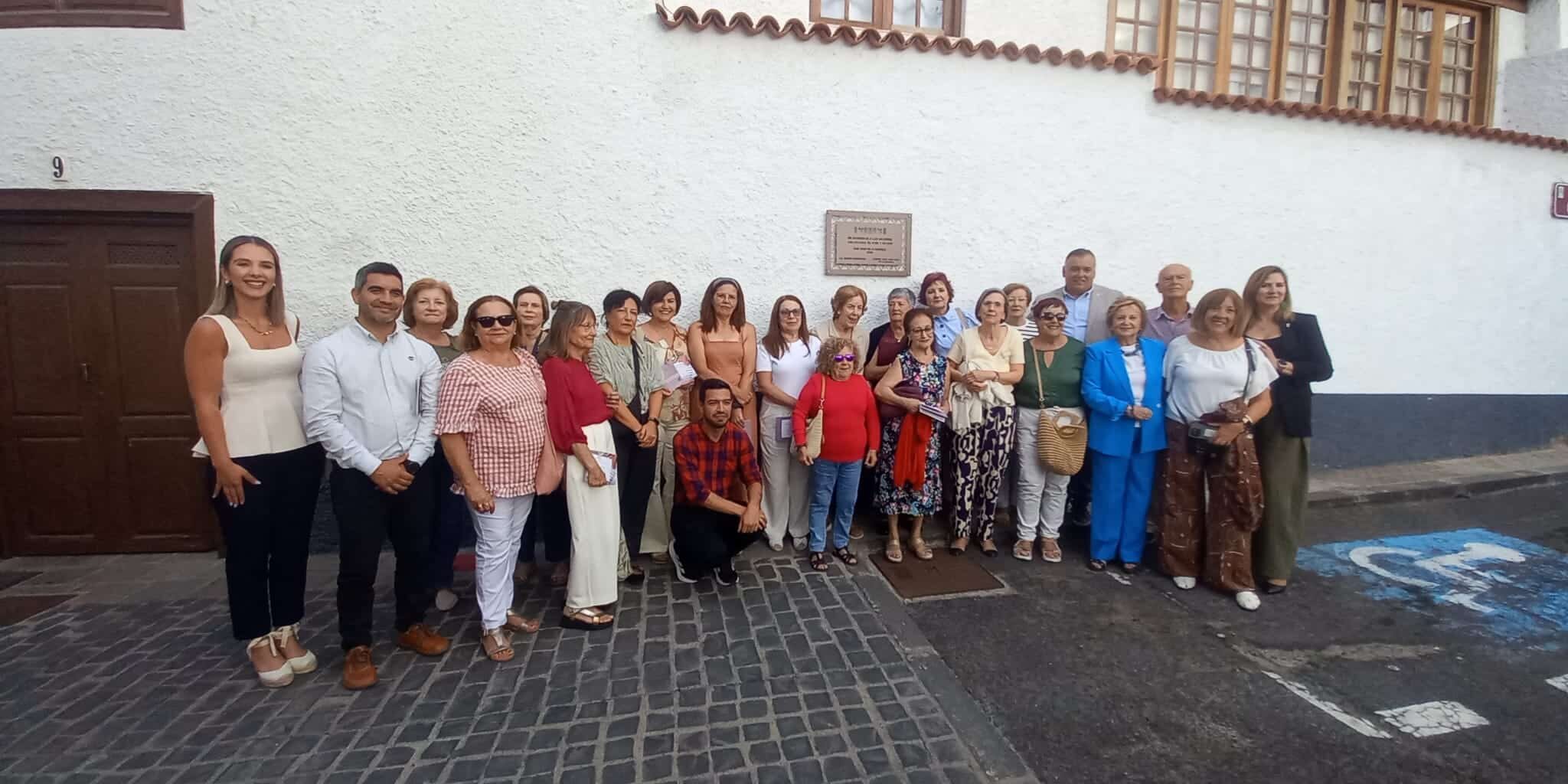 Foto de familia tras la develación de la placa