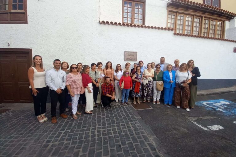 Foto de familia tras la develación de la placa