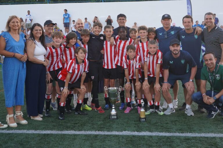 Foto del Campeón del I Torneo de Fútbol Alevín Nacional de Santiago del Teide junto a autoridades