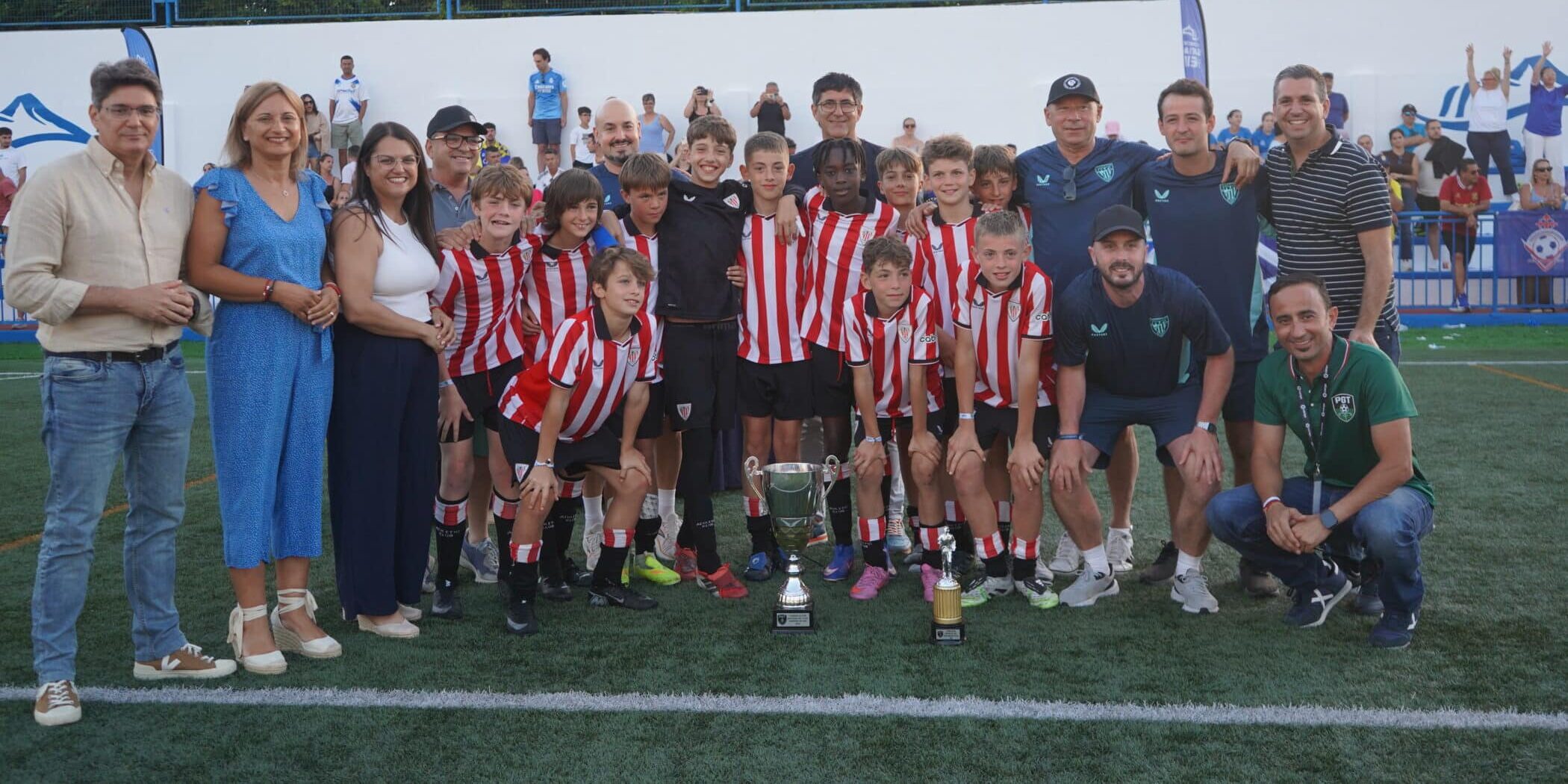 Foto del Campeón del I Torneo de Fútbol Alevín Nacional de Santiago del Teide junto a autoridades