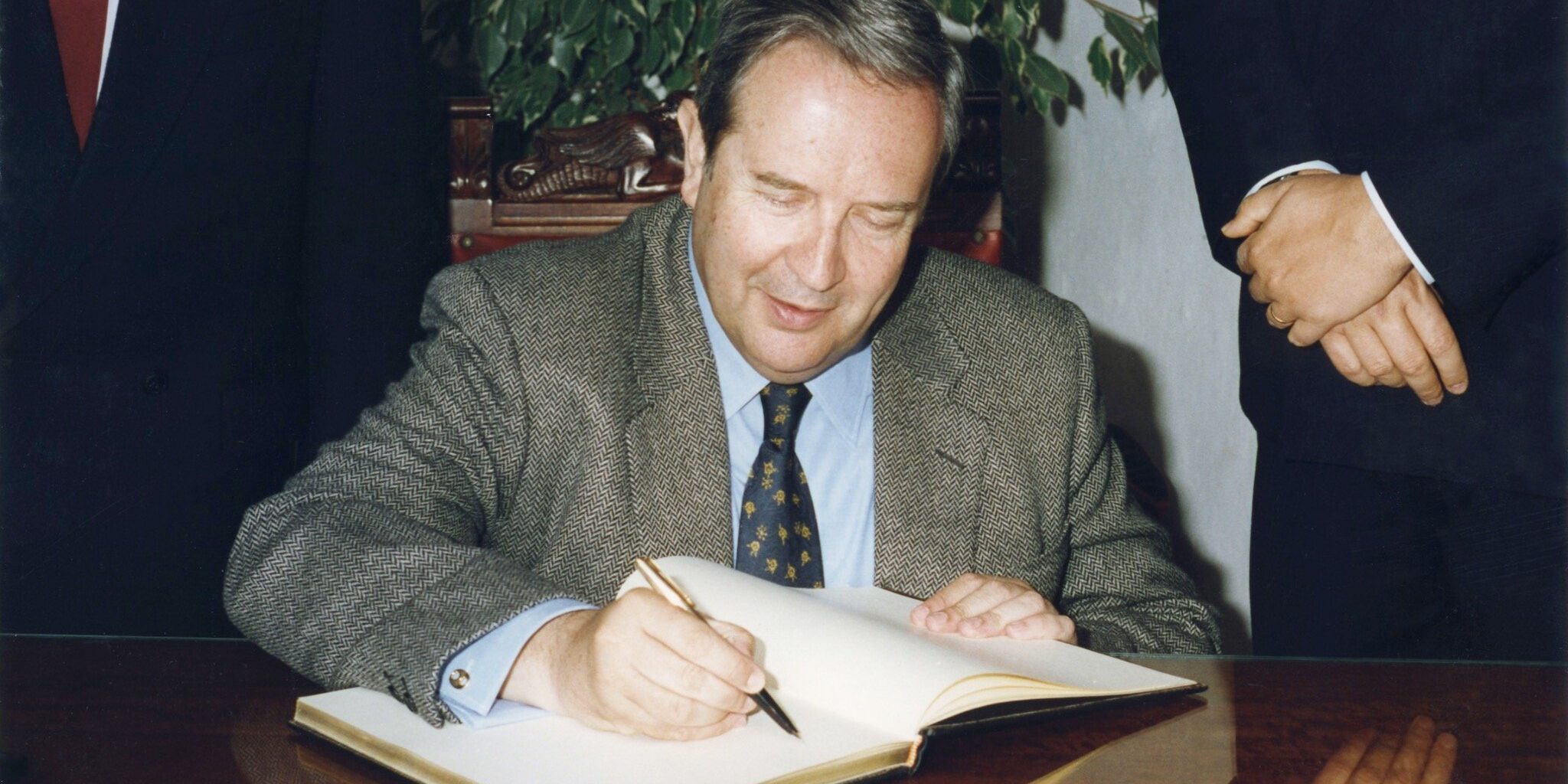 Jerónimo Saavedra firmando en el libro de honor del Cabildo de La Gomera en 1991