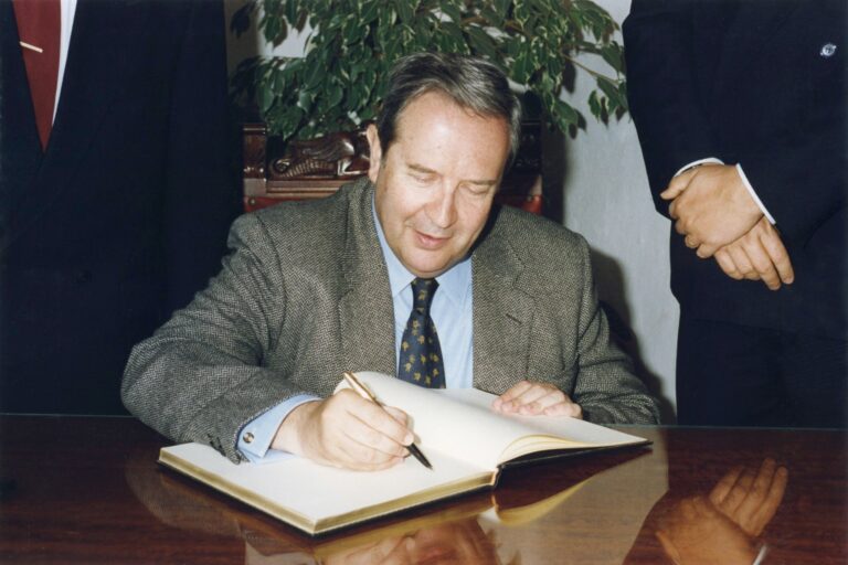 Jerónimo Saavedra firmando en el libro de honor del Cabildo de La Gomera en 1991