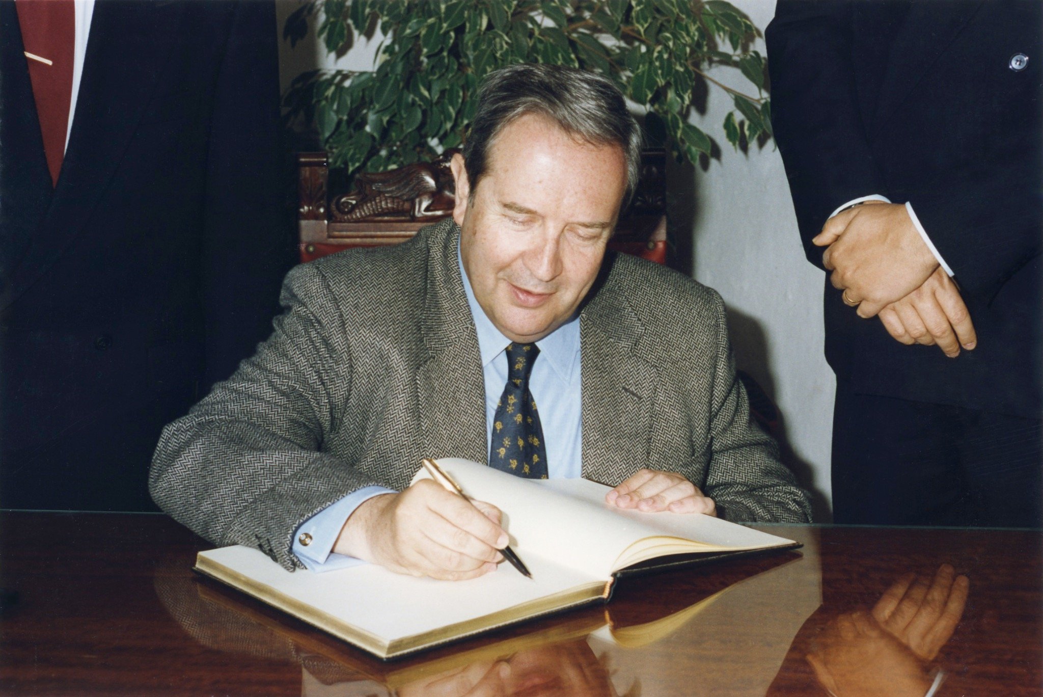 Jerónimo Saavedra firmando en el libro de honor del Cabildo de La Gomera en 1991
